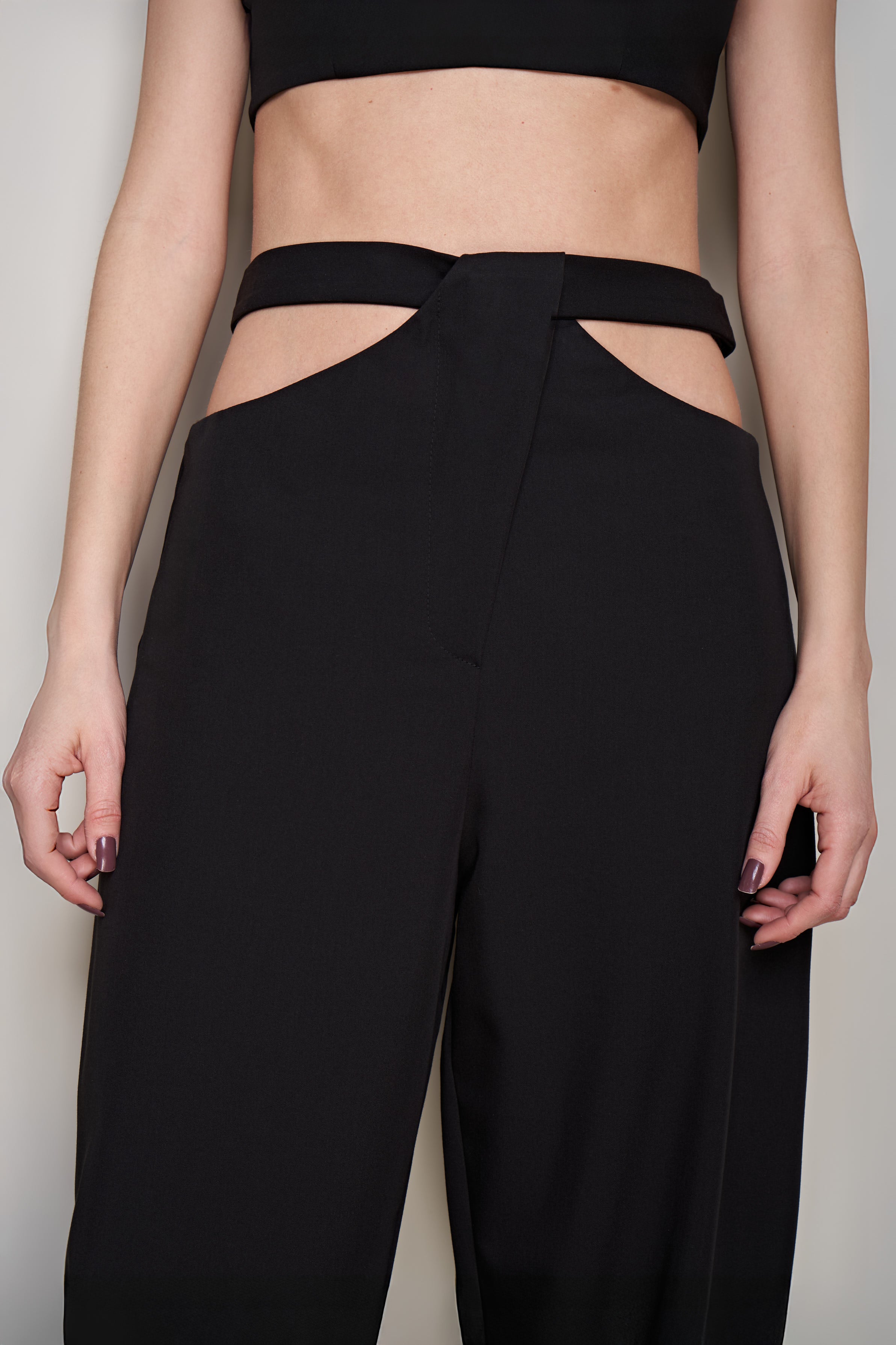 PANTALONI CON CUT-OUT