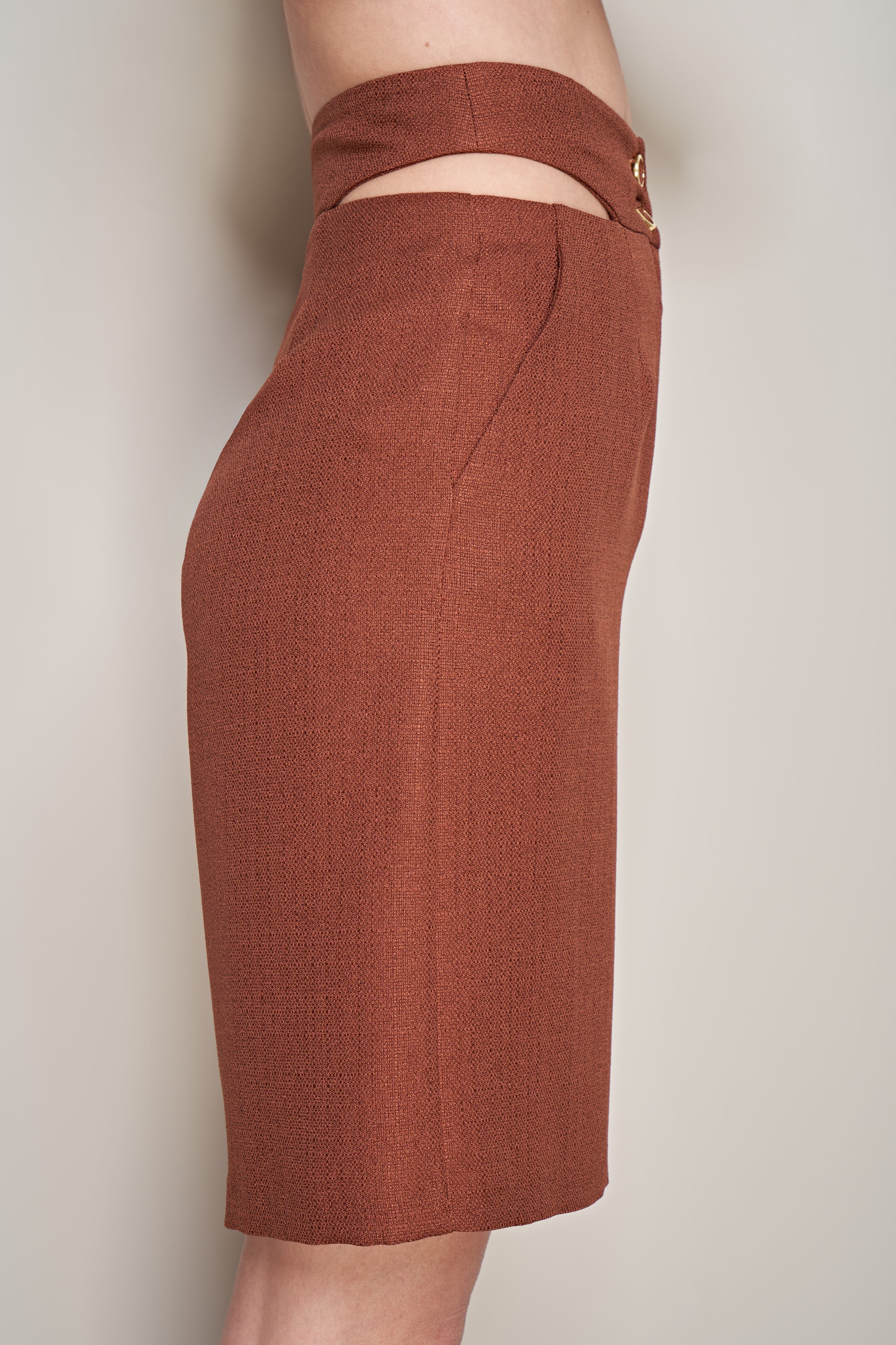 SHORT CON CUT-OUT