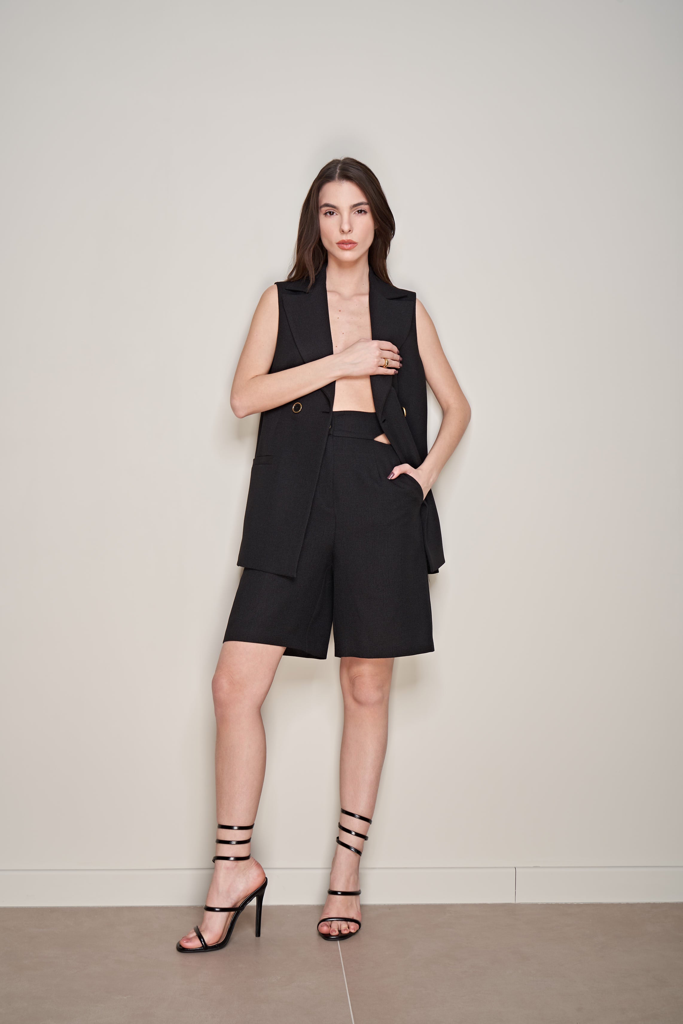 SHORT CON CUT-OUT