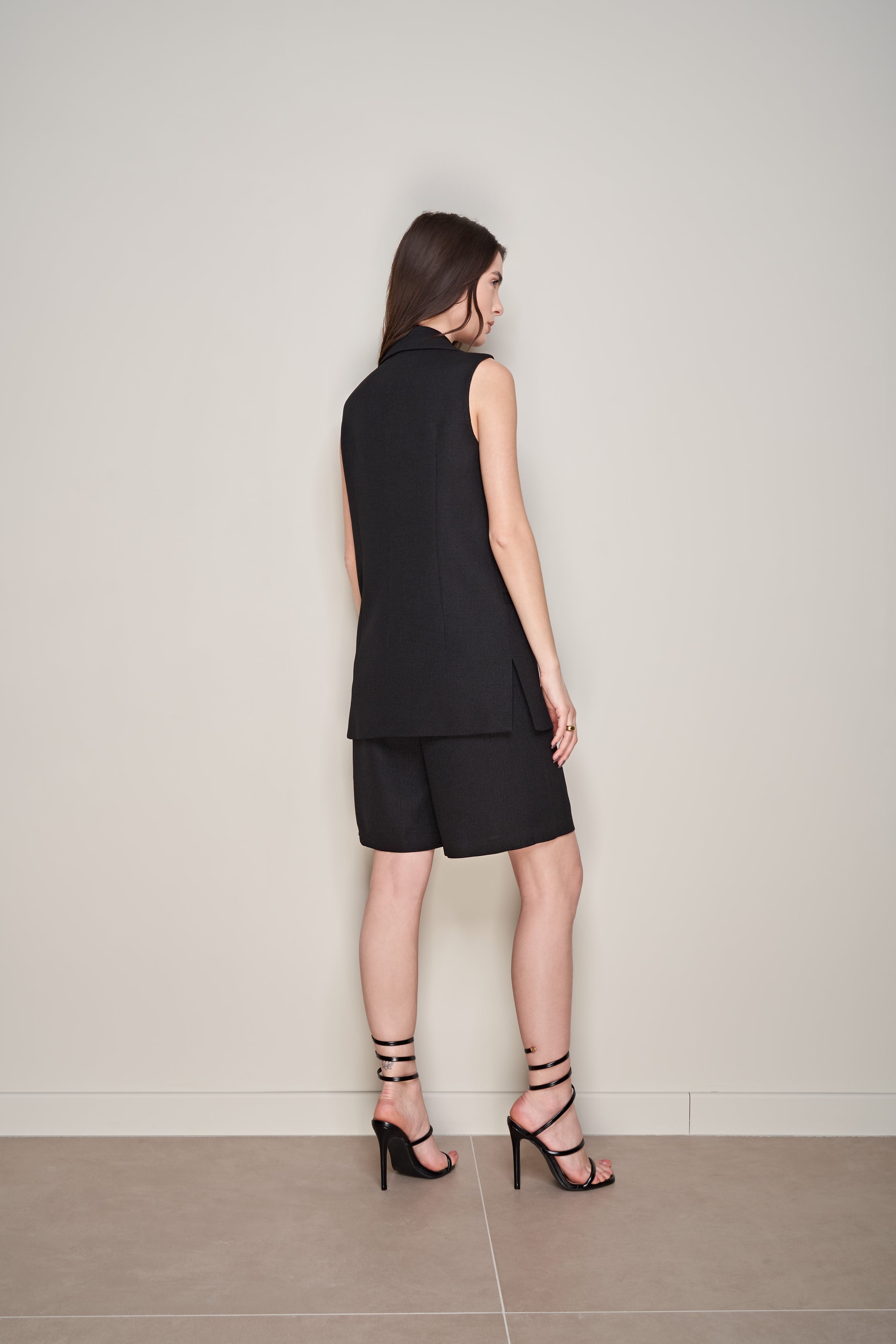 SHORT CON CUT-OUT