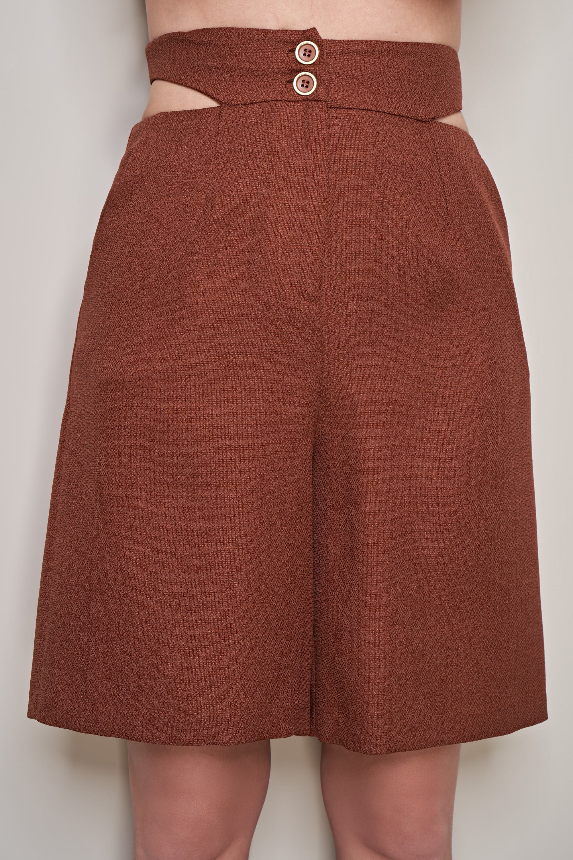 SHORT CON CUT-OUT